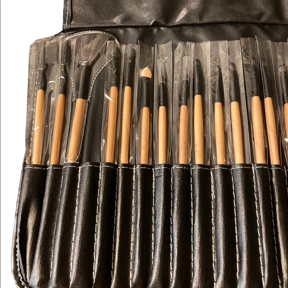 SOLD NEW 30 piece Makeup Brush Set in Carrying travel storage case - Picture 6 of 10